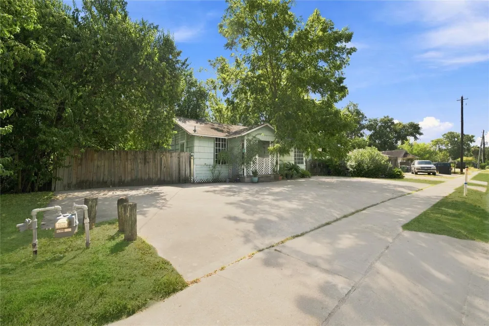 2082 Antoine Drive Houston, TX 77055
