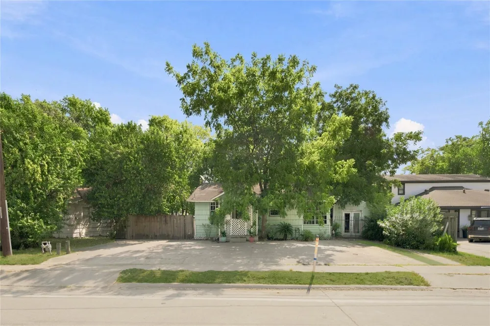 2082 Antoine Drive Houston, TX 77055