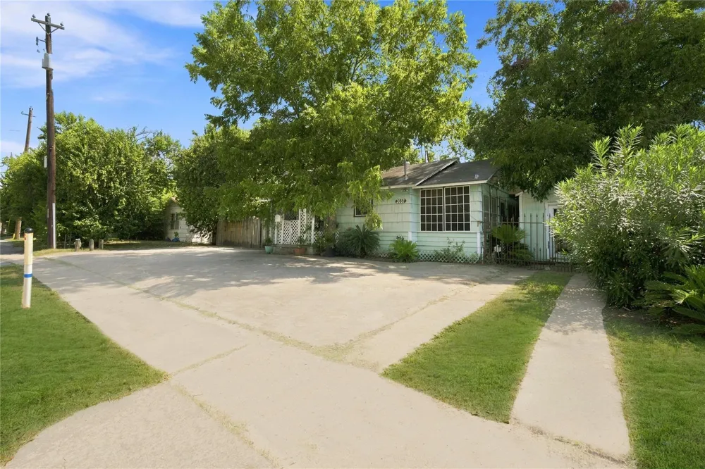 2082 Antoine Drive Houston, TX 77055