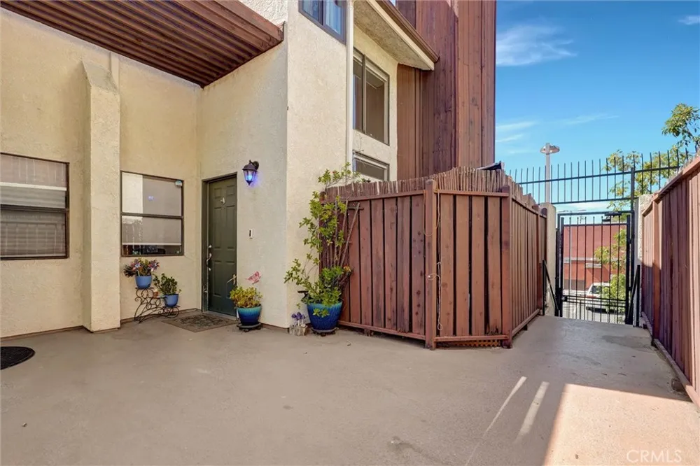 6323 Reseda #1 Reseda, CA 91335