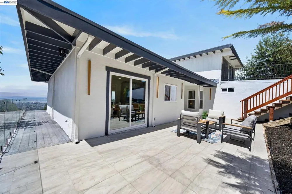6077 Skyline Blvd Oakland, CA 94611