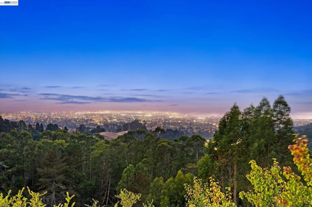 6077 Skyline Blvd Oakland, CA 94611