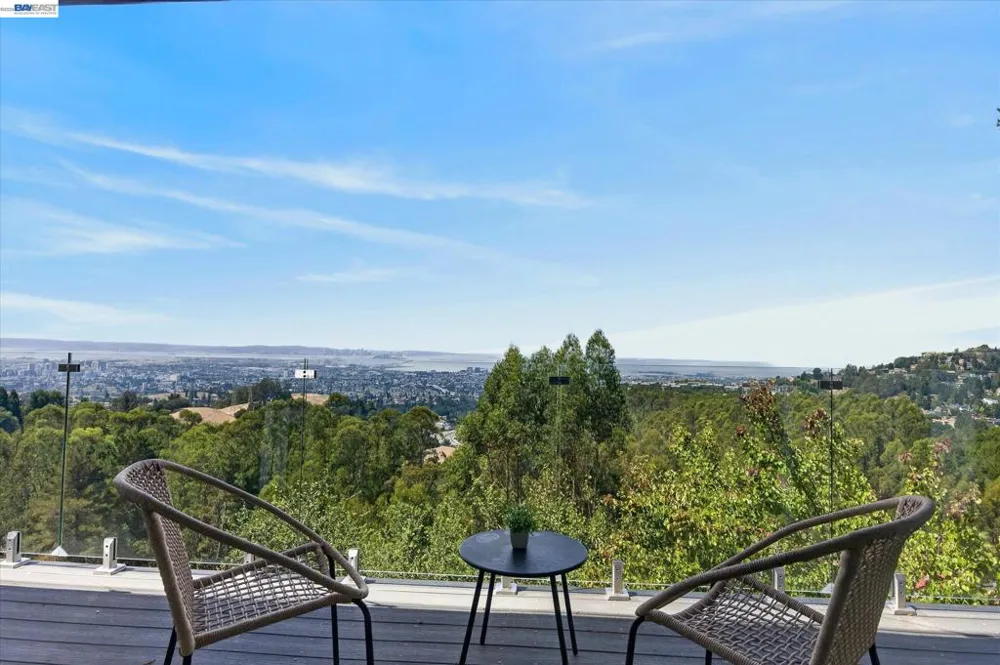 6077 Skyline Blvd Oakland, CA 94611