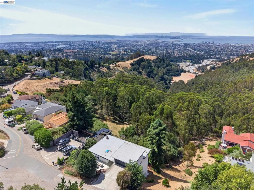 6077 Skyline Blvd Oakland, CA 94611