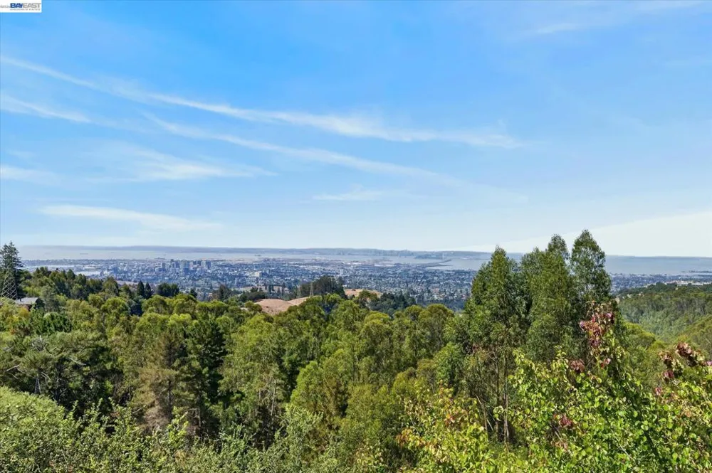 6077 Skyline Blvd Oakland, CA 94611