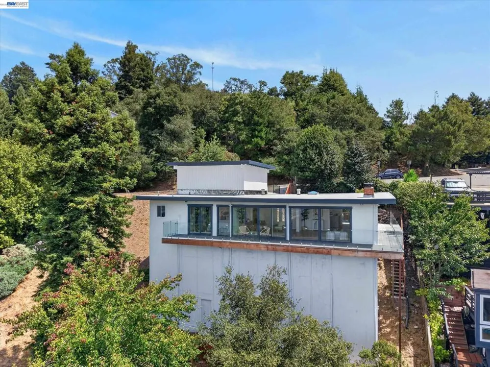 6077 Skyline Blvd Oakland, CA 94611
