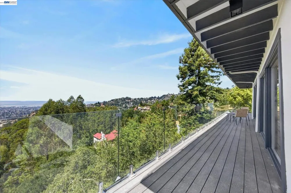6077 Skyline Blvd Oakland, CA 94611