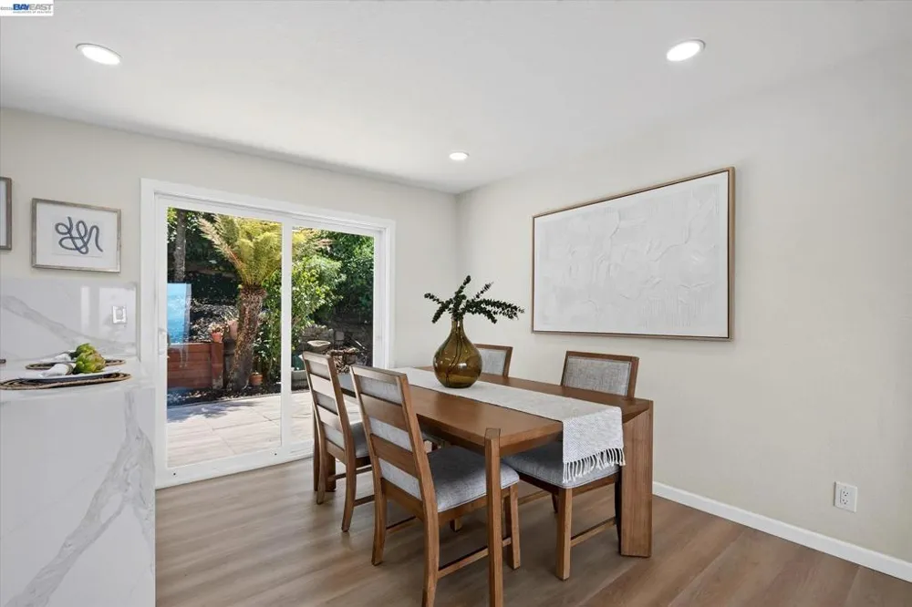 6077 Skyline Blvd Oakland, CA 94611