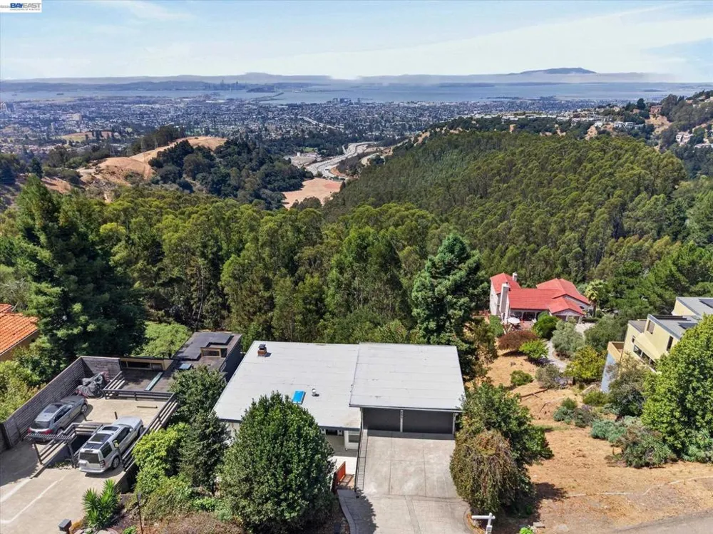 6077 Skyline Blvd Oakland, CA 94611