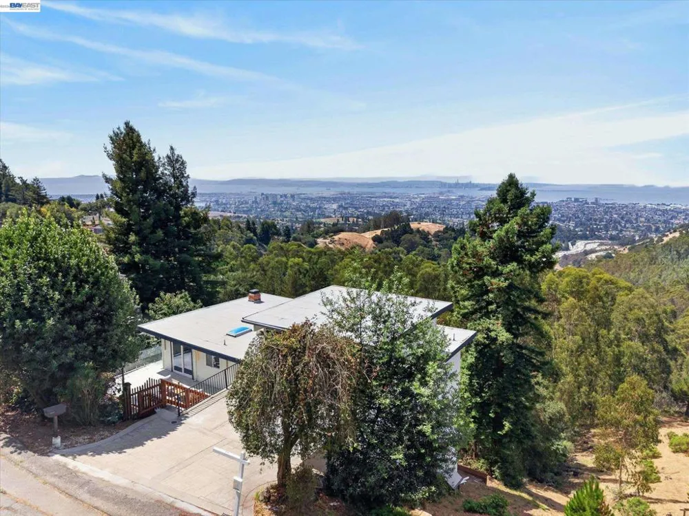 6077 Skyline Blvd Oakland, CA 94611