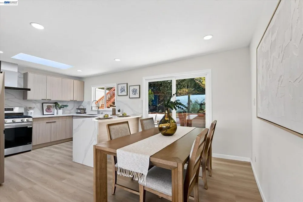 6077 Skyline Blvd Oakland, CA 94611