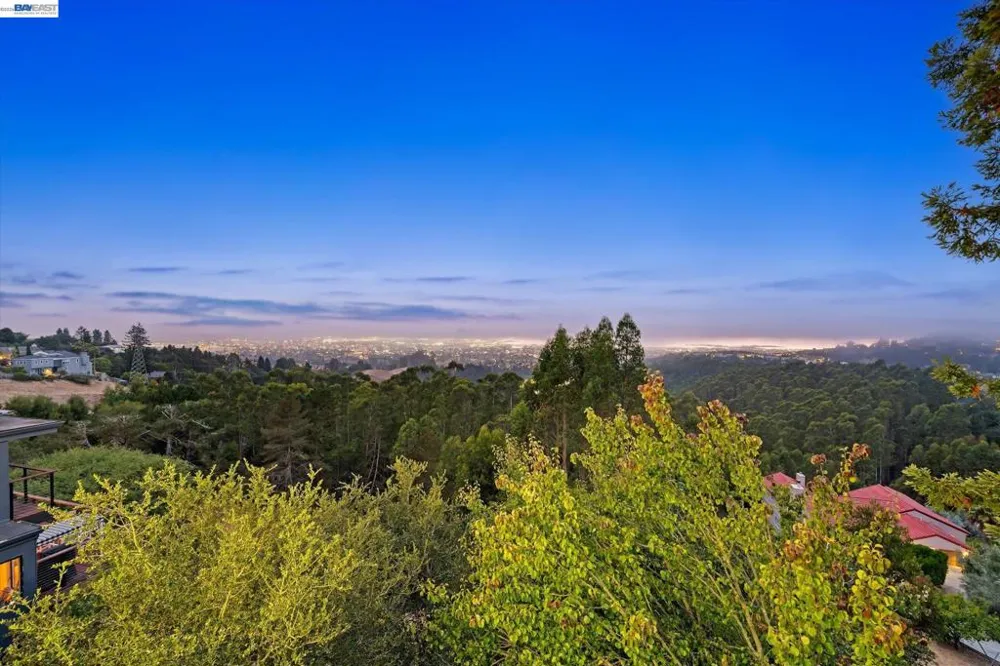 6077 Skyline Blvd Oakland, CA 94611