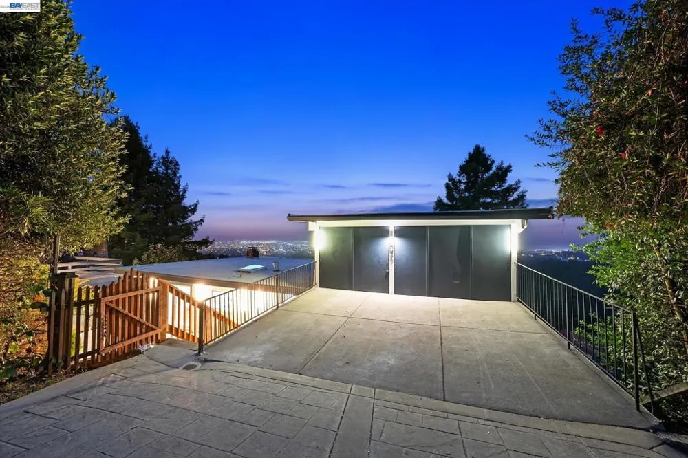 6077 Skyline Blvd Oakland, CA 94611