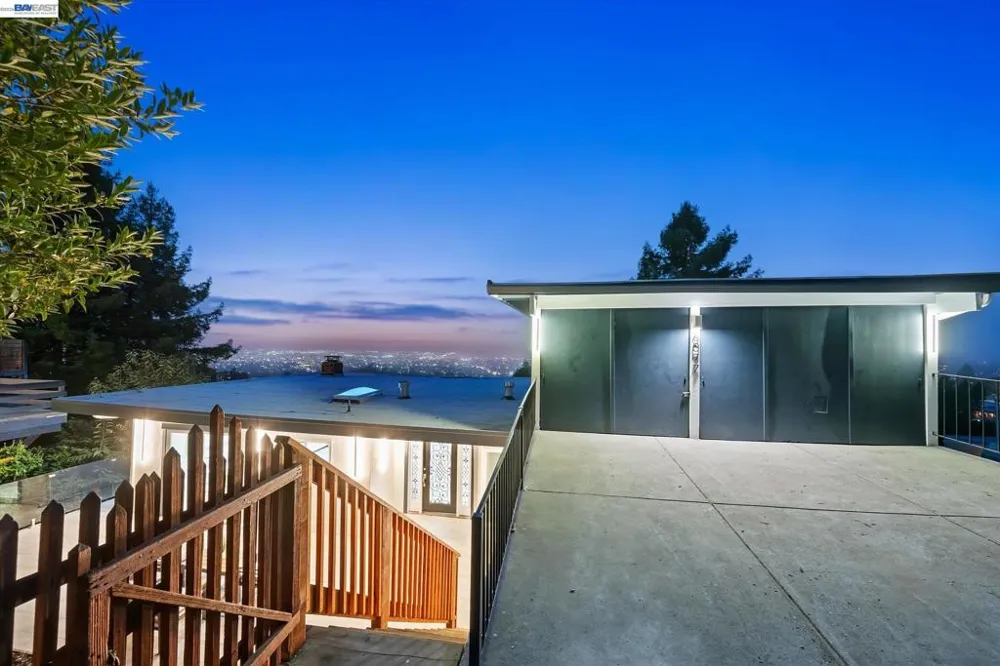 6077 Skyline Blvd Oakland, CA 94611