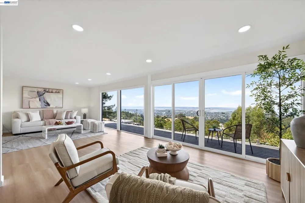 6077 Skyline Blvd Oakland, CA 94611