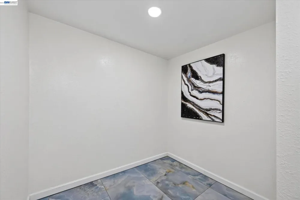 6077 Skyline Blvd Oakland, CA 94611
