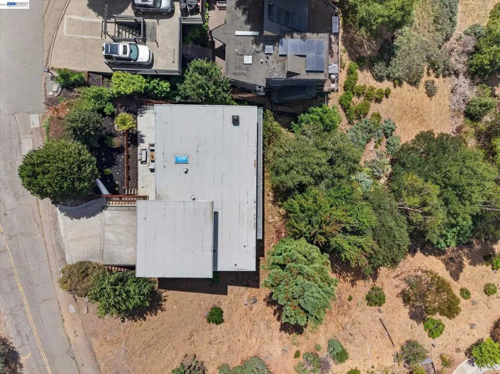6077 Skyline Blvd Oakland, CA 94611