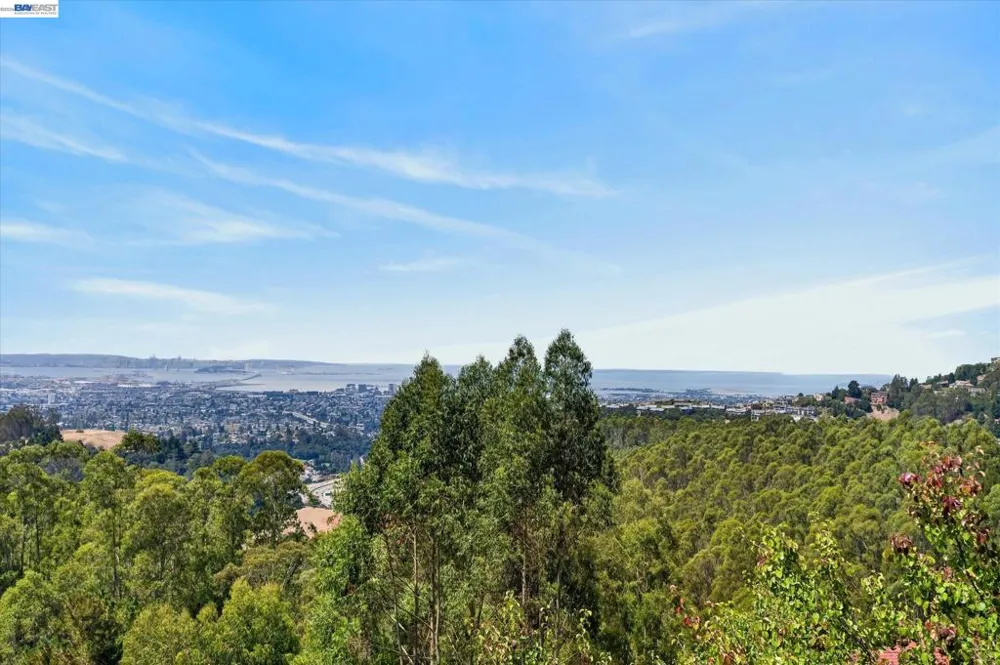 6077 Skyline Blvd Oakland, CA 94611