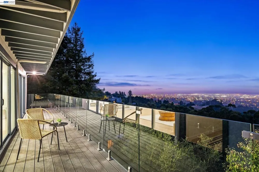 6077 Skyline Blvd Oakland, CA 94611
