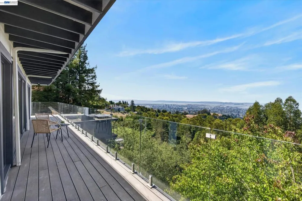 6077 Skyline Blvd Oakland, CA 94611