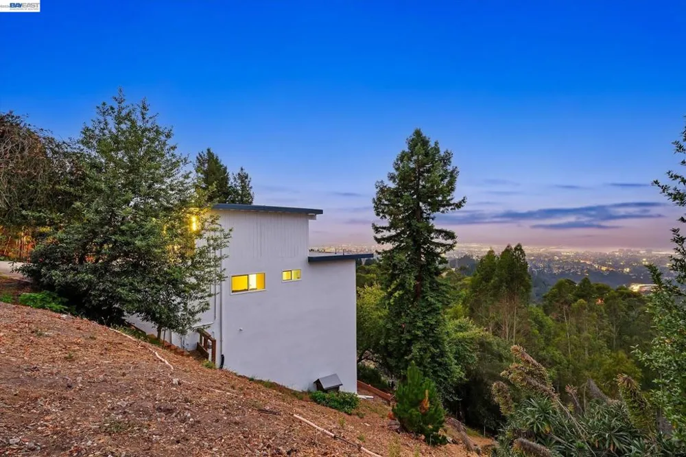 6077 Skyline Blvd Oakland, CA 94611