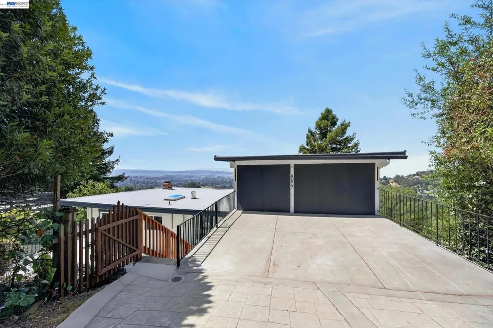 6077 Skyline Blvd Oakland, CA 94611