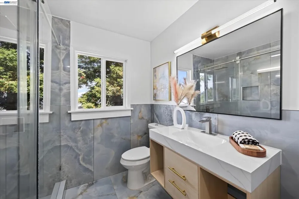 6077 Skyline Blvd Oakland, CA 94611