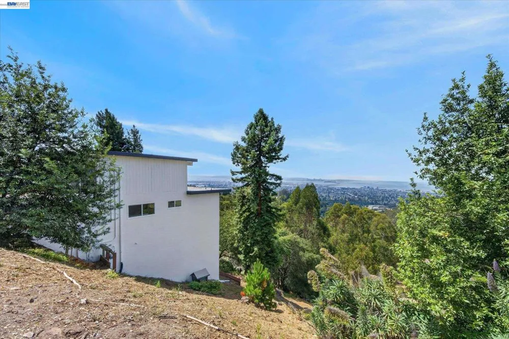 6077 Skyline Blvd Oakland, CA 94611