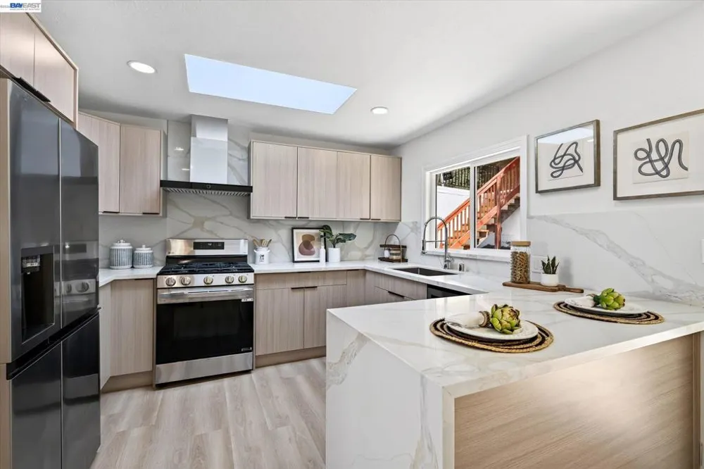 6077 Skyline Blvd Oakland, CA 94611