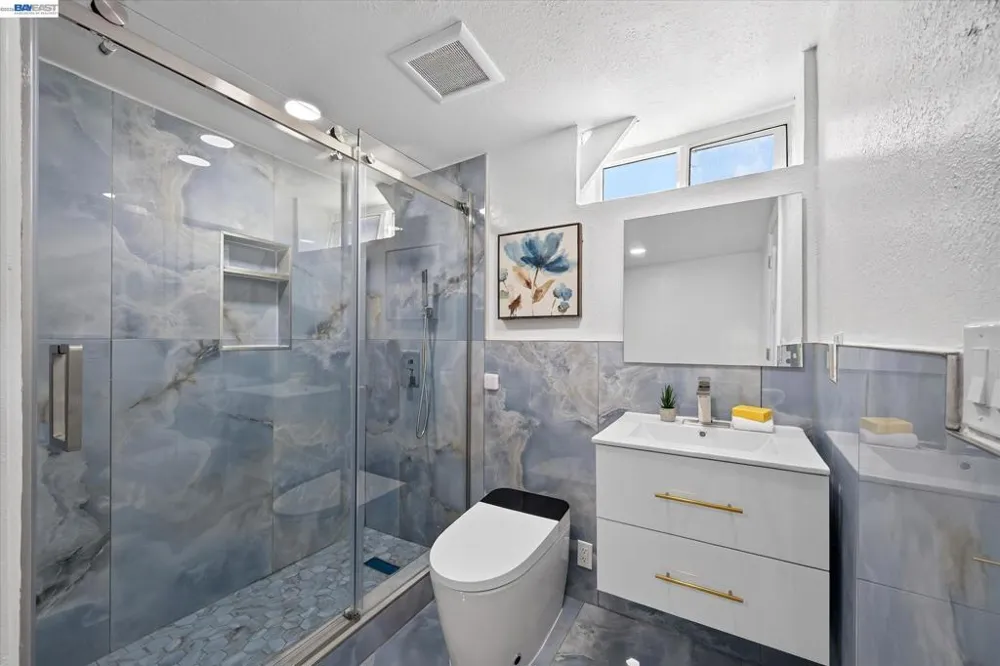 6077 Skyline Blvd Oakland, CA 94611
