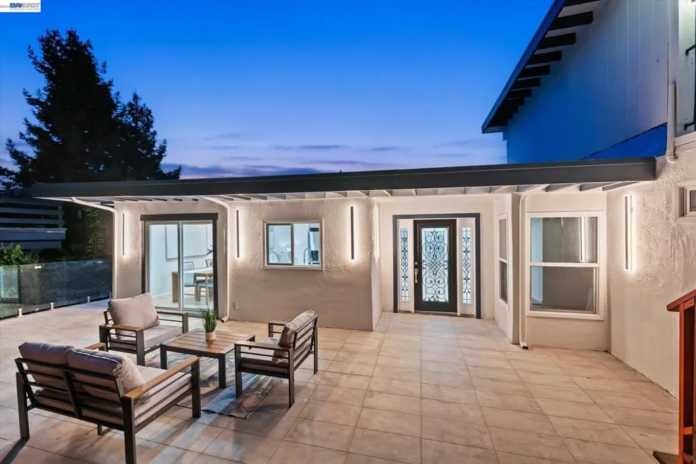 6077 Skyline Blvd Oakland, CA 94611