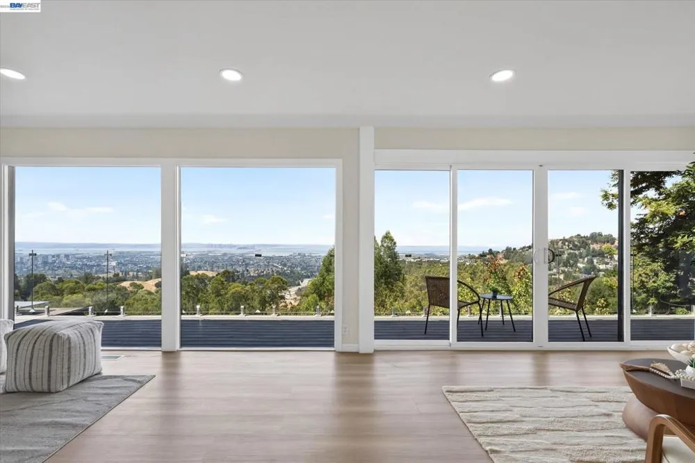 6077 Skyline Blvd Oakland, CA 94611