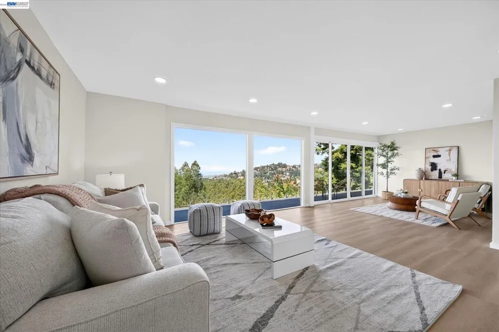 6077 Skyline Blvd Oakland, CA 94611