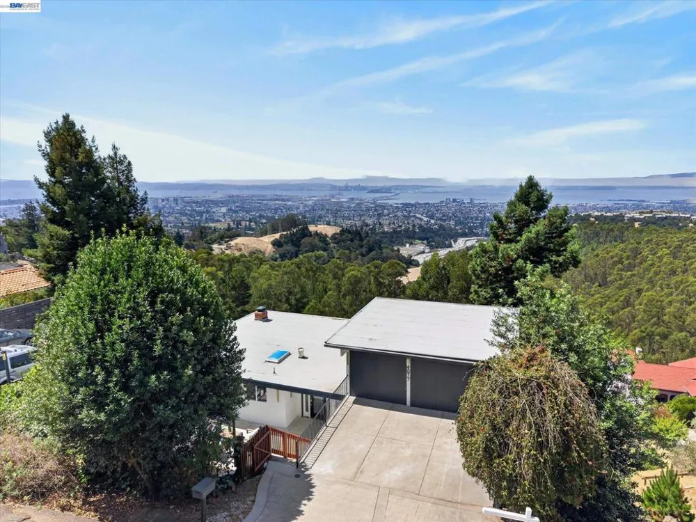 6077 Skyline Blvd Oakland, CA 94611