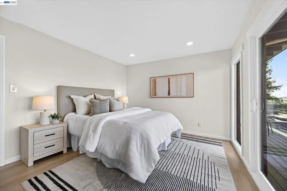 6077 Skyline Blvd Oakland, CA 94611