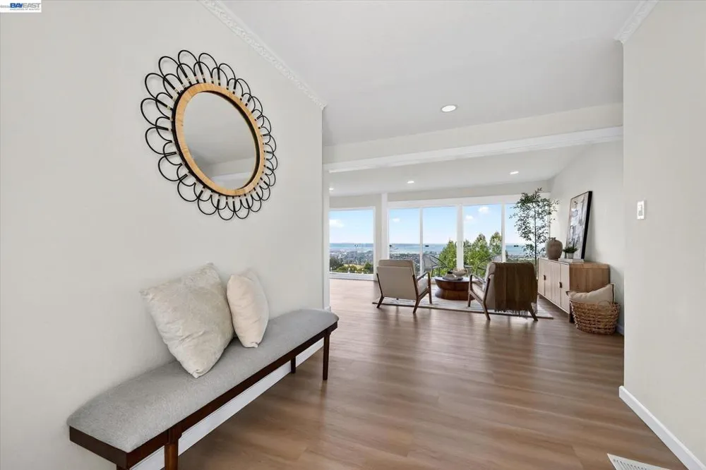 6077 Skyline Blvd Oakland, CA 94611
