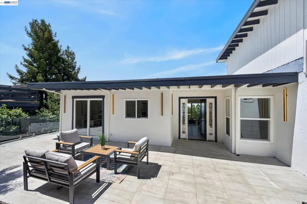 6077 Skyline Blvd Oakland, CA 94611