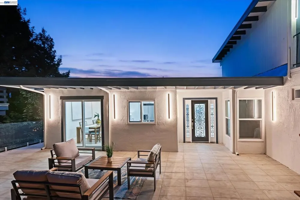6077 Skyline Blvd Oakland, CA 94611