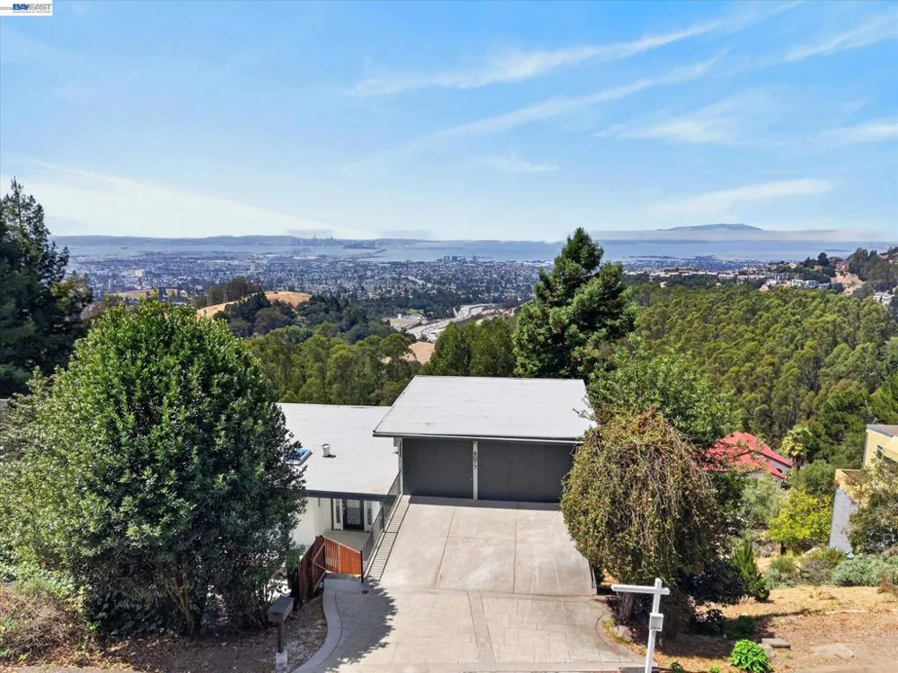 6077 Skyline Blvd Oakland, CA 94611