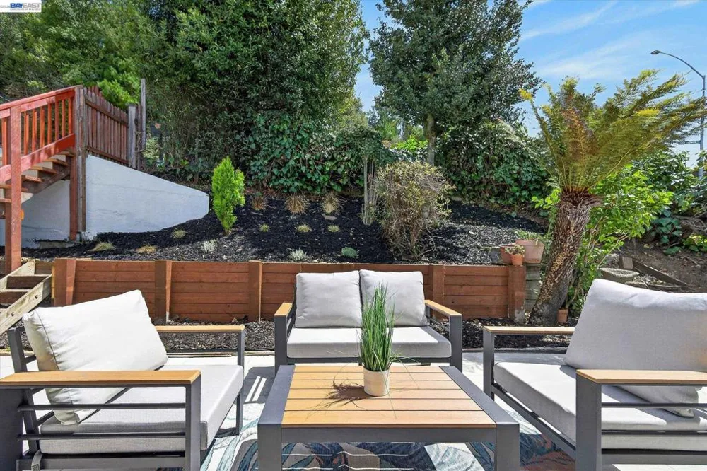 6077 Skyline Blvd Oakland, CA 94611