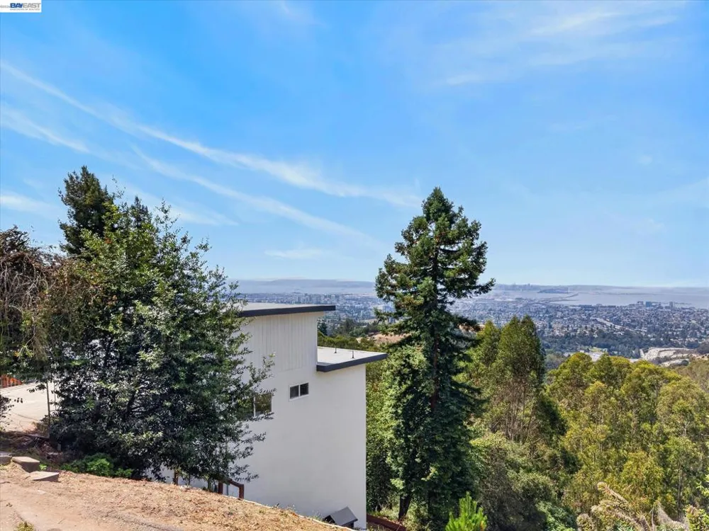 6077 Skyline Blvd Oakland, CA 94611