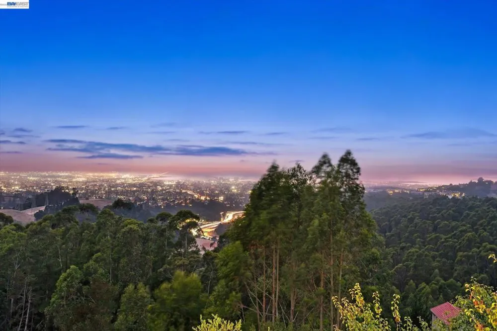 6077 Skyline Blvd Oakland, CA 94611