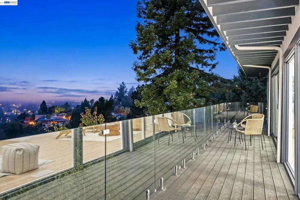 6077 Skyline Blvd Oakland, CA 94611