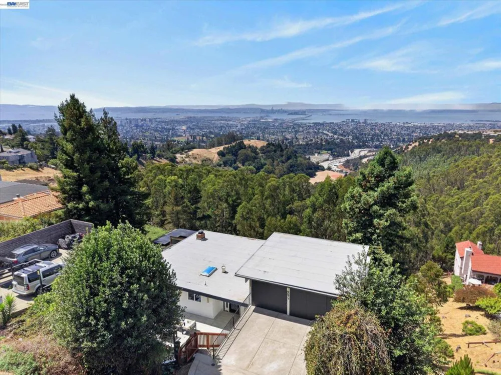 6077 Skyline Blvd Oakland, CA 94611