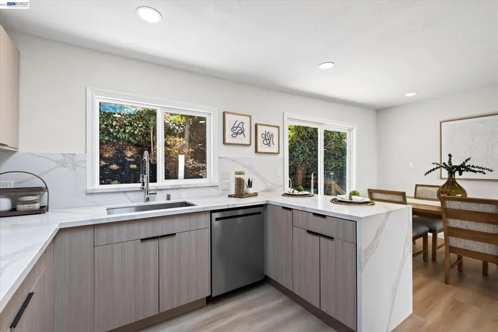 6077 Skyline Blvd Oakland, CA 94611