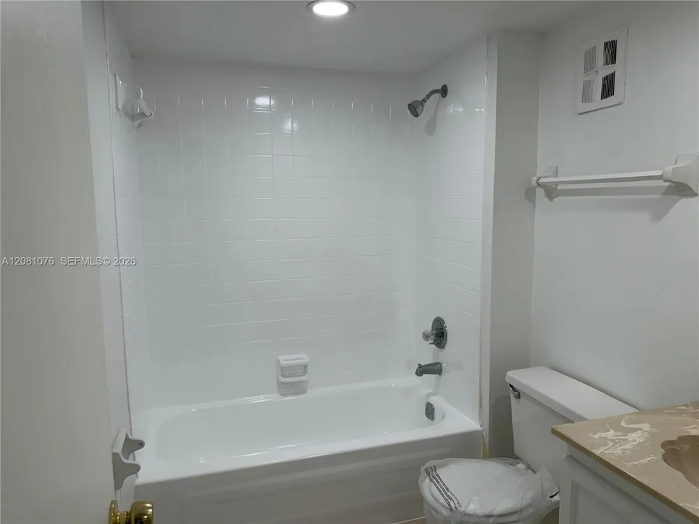 8000 Fairview Dr #202 Tamarac, FL 33321