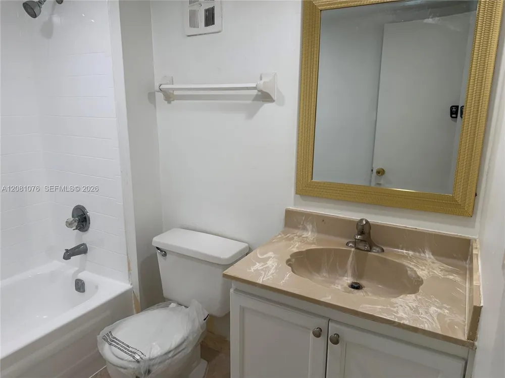 8000 Fairview Dr #202 Tamarac, FL 33321