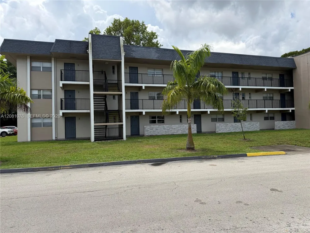 8000 Fairview Dr #202 Tamarac, FL 33321