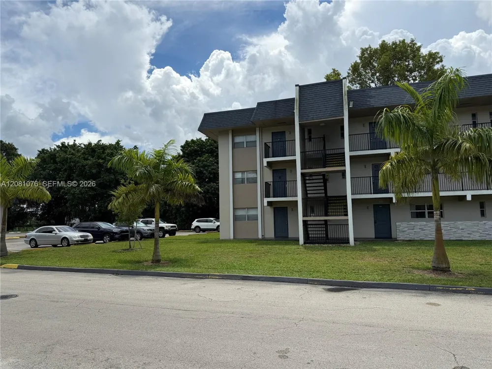 8000 Fairview Dr #202 Tamarac, FL 33321