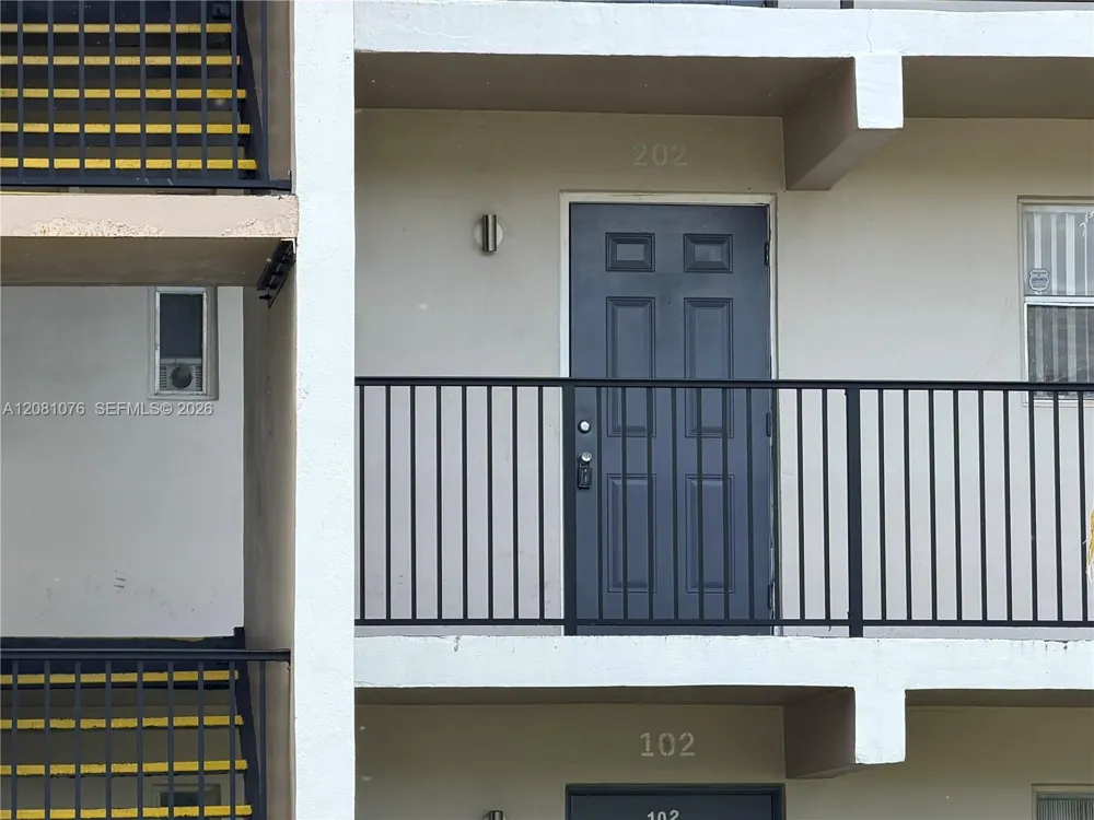 8000 Fairview Dr #202 Tamarac, FL 33321
